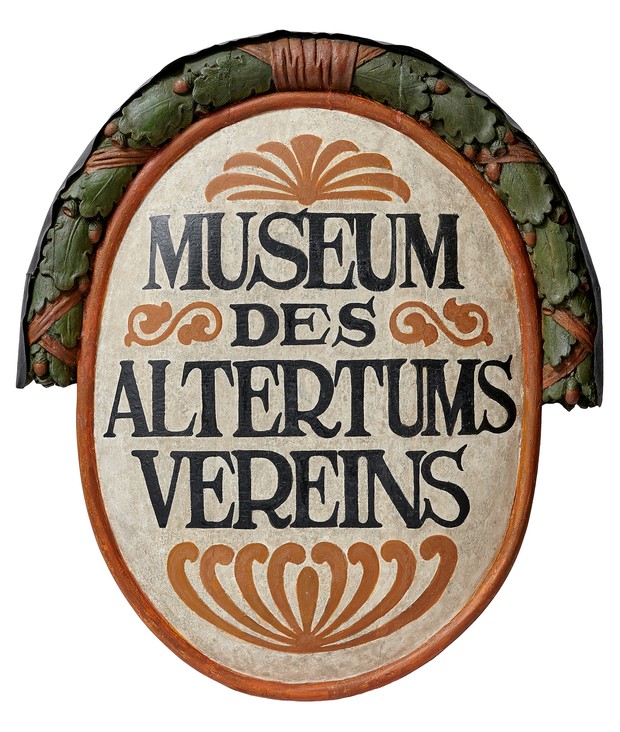 wooden emblem, written on it is: Museum des Altertumsvereins